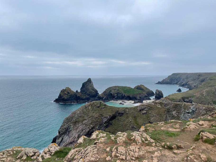 Studio, Ideally Located At Beautiful Lizard Point, Cornwall Apartment Helston Bagian luar foto