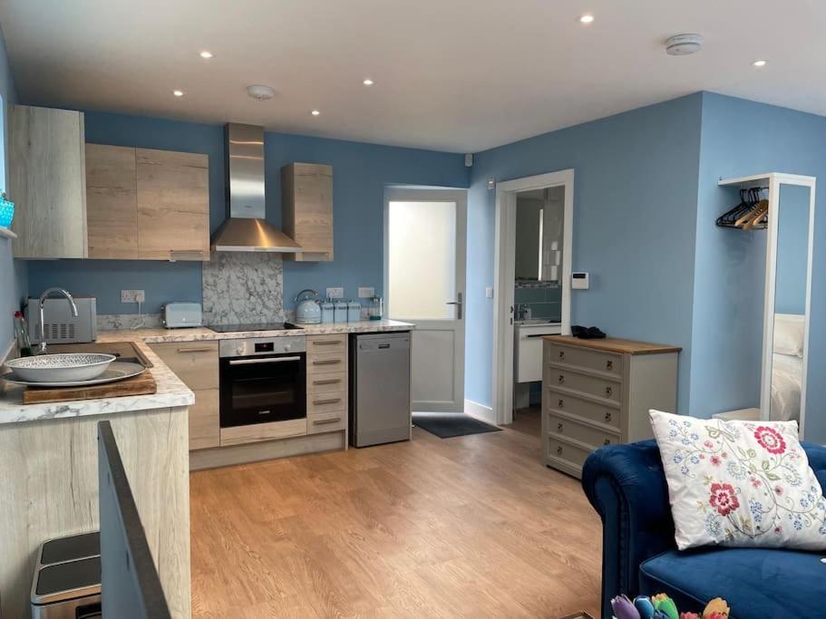 Studio, Ideally Located At Beautiful Lizard Point, Cornwall Apartment Helston Bagian luar foto